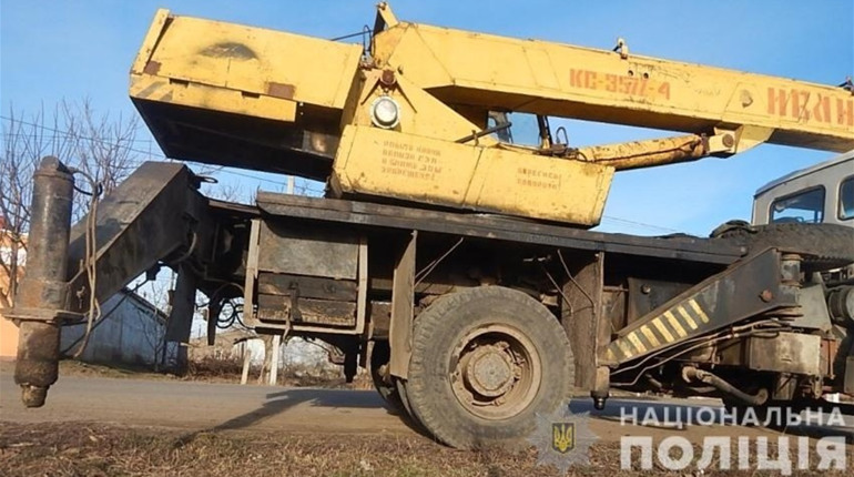 У селі Вигода школяра, який узбіччям повертався додому, вдарила опора автокрана: дитина травмувалась
