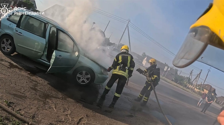 У місті Сарни під час руху загорівся легковий автомобіль