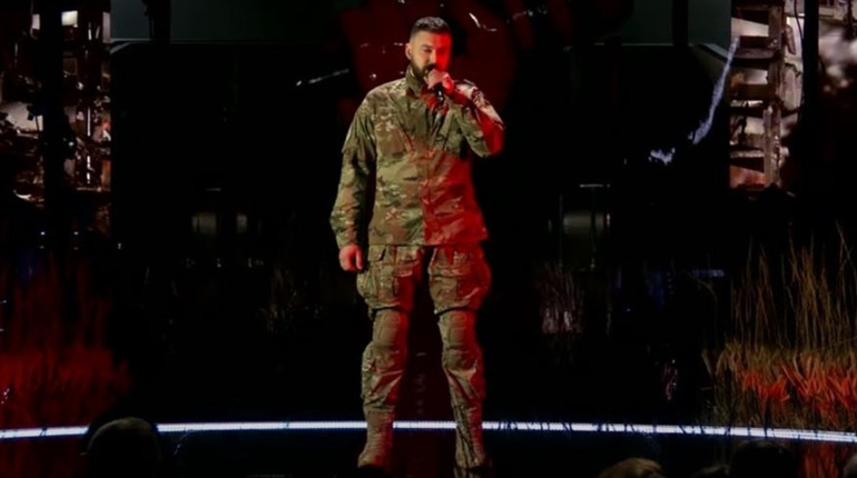 Співак з Умані Давид Маскиса прибув з фронту і виступив у фіналі «Голосу країни-12»