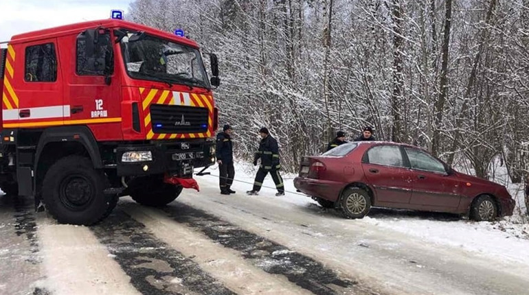 Через лід на дорозі Володимирець-Суховоля 7 грудня трапилося кілька ДТП. Реакція Служби автодоріг