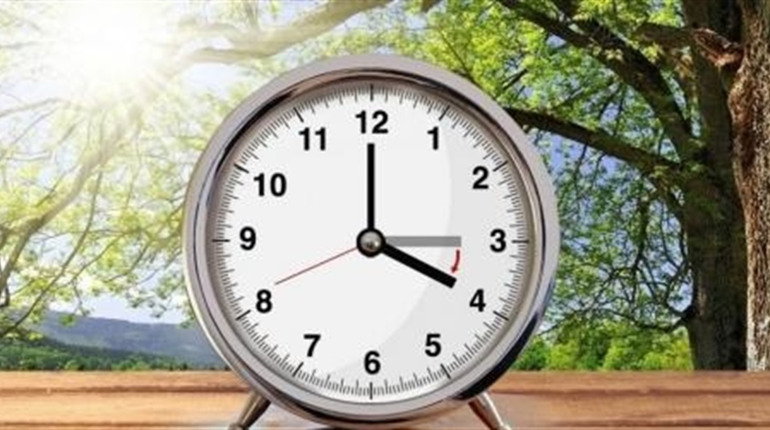 Чи будемо переводити годинники на літній час: що відомо
