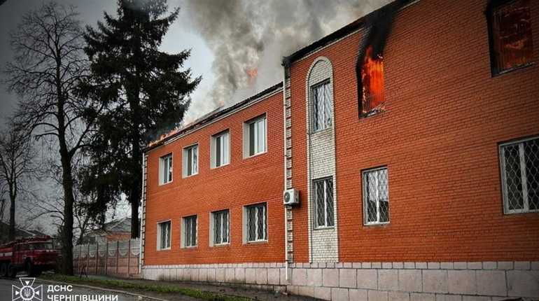 Атака на Прилуки: люди вибігали з міськради після вибухів, є поранені