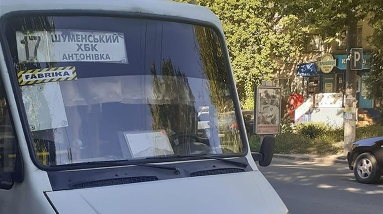В комунальній маршрутці в Херсоні відмовили учаснику бойових дій та рекламували Фейсбук-групу