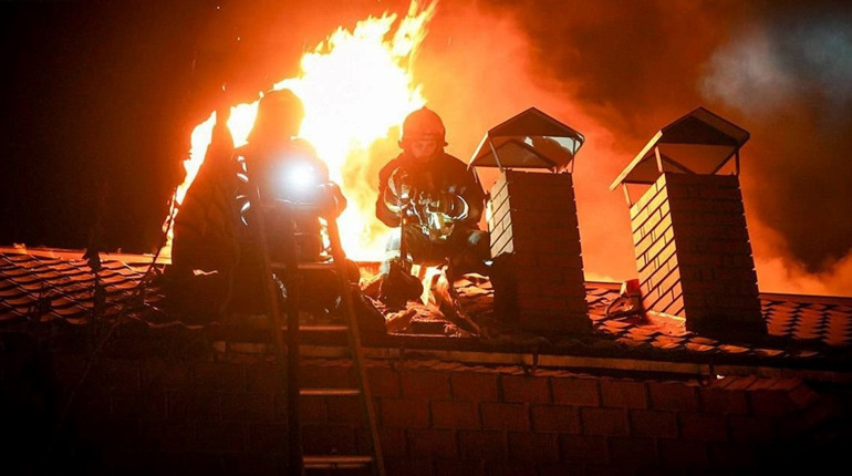 Масштабну пожежу під Одесою гасили 35 рятувальників: горіли чотири будівлі