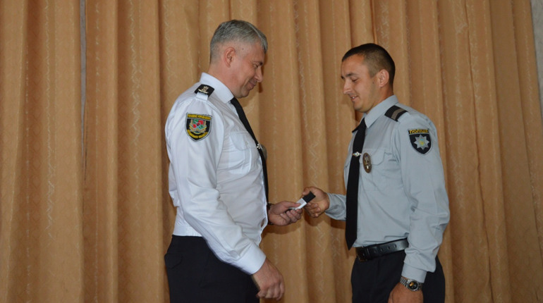 У Сватовому привітали та нагородили поліцейських. А потім правоохоронці роздавали перехожим морозиво
