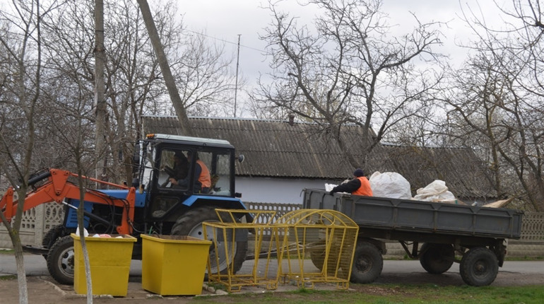 У селі Широка Балка змінили графік подворового вивозу сміття: тепер буде два рази на місяць