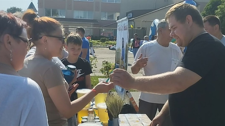 Благодійний ярмарок у Балті: продавали мед і донатили на ЗСУ