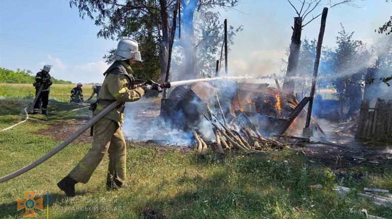 У Тополях Сватівського району на подвір’ї спалахнуло сіно: подробиці