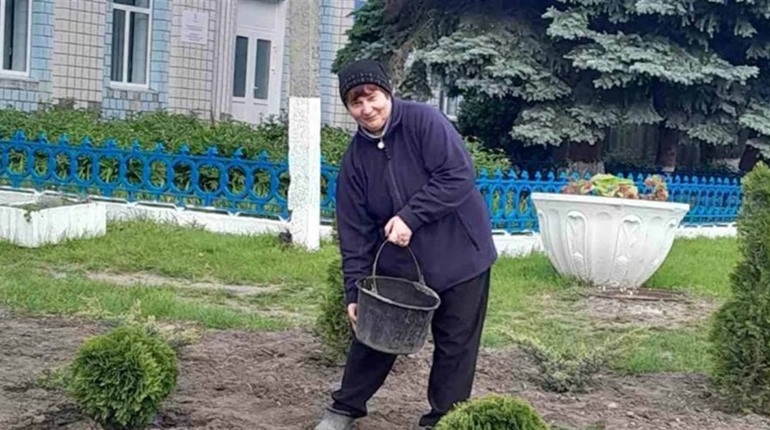 Переселенка з Мар'їнки працює квітникаркою: як вдалося знайти роботу