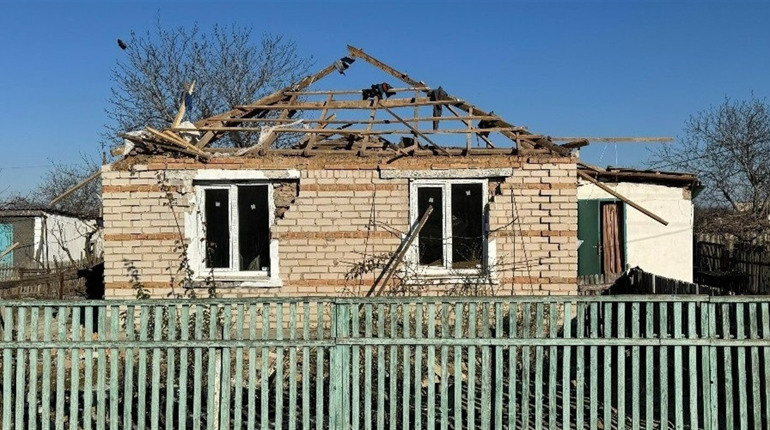 На Херсонщині армія рф завдала ударів по житловим кварталам: пошкоджені будинки та автівка