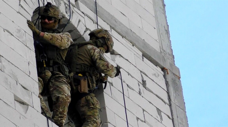 В Умані «штурмували» будівлю, «затримали терористів» і «звільнили заручників»: тренуються силовики