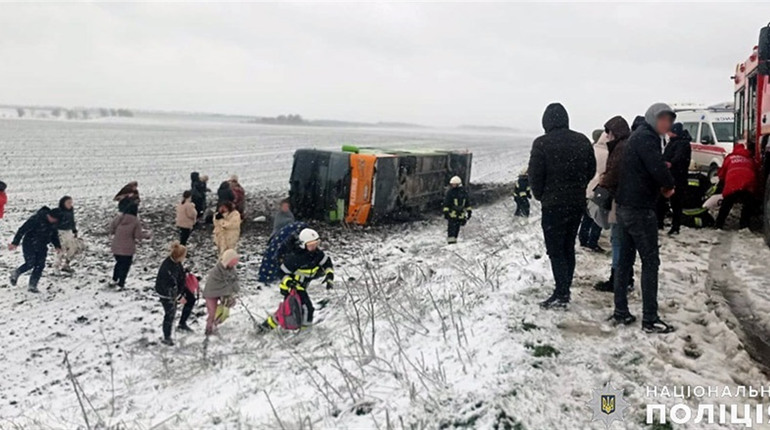 На Хмельниччині перекинувся автобус з пасажирами
