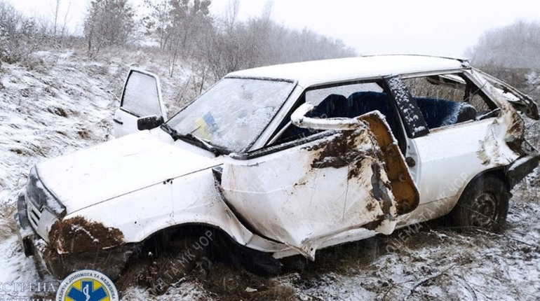 ДТП у Смілі: автомобіль злетів у кювет