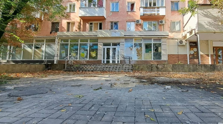 Ворог вдарив по Дніпровському району Херсона, є поранений (ФОТО, ВІДЕО)