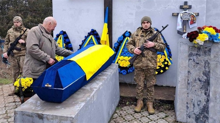 У Чорнобаївці попрощались із Воїном, який загинув у квітні 2022 року