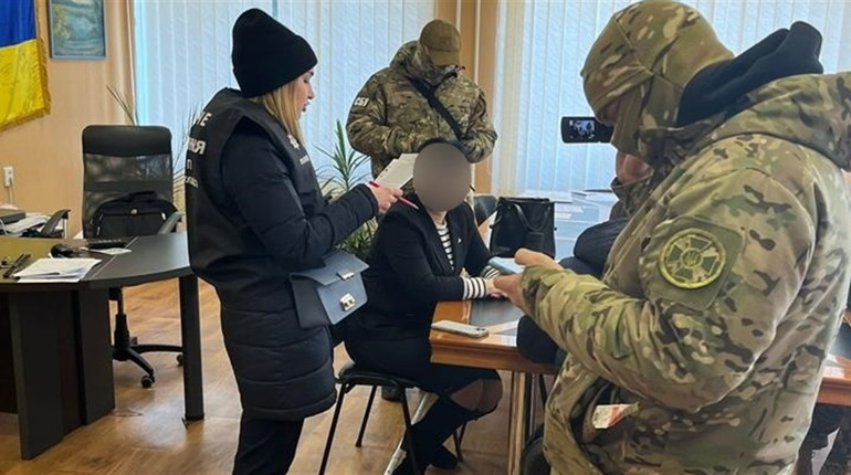 На Фастівщині поліцейські затримали на хабарі голову громади, яка вимагала гроші за виділення землі