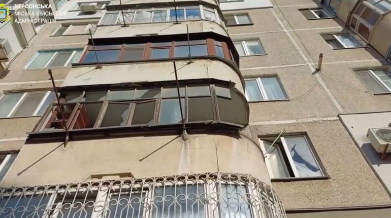 На Херсонщині ворог завдав ударів по будинкам, громадському транспорту та приватним автівкам
