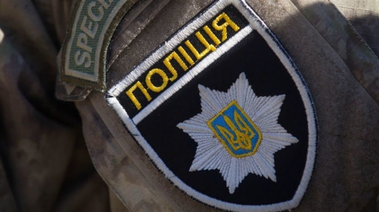 У Переяславі троє чоловіків зламали вуличну парасолю – інцидент зафіксували камери: хроніка поліції
