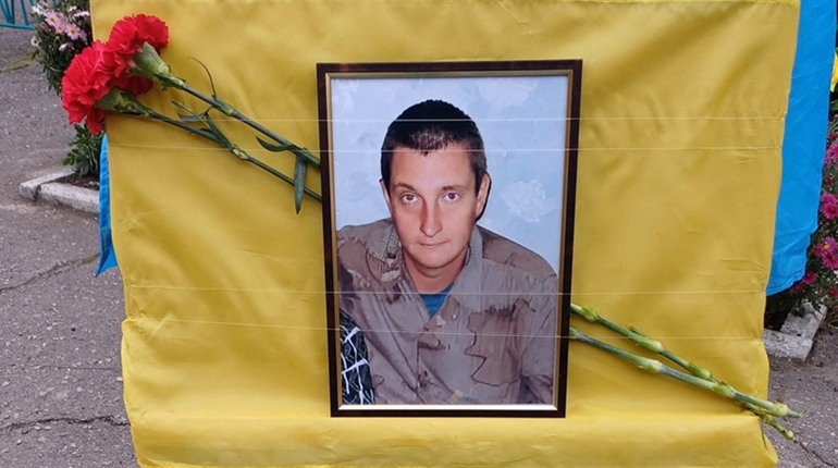 У Глухові через майже рік після загибелі поховали воїна Володимира Бірюка