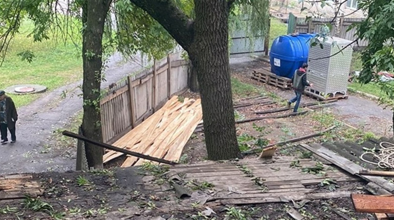 Комунальники відновлюють будівлі Торецької громади після обстрілів. ФОТО