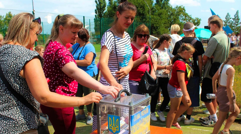 На стадіоні імені Євгенія Шамбіра військові спілкувалися з долинчанами