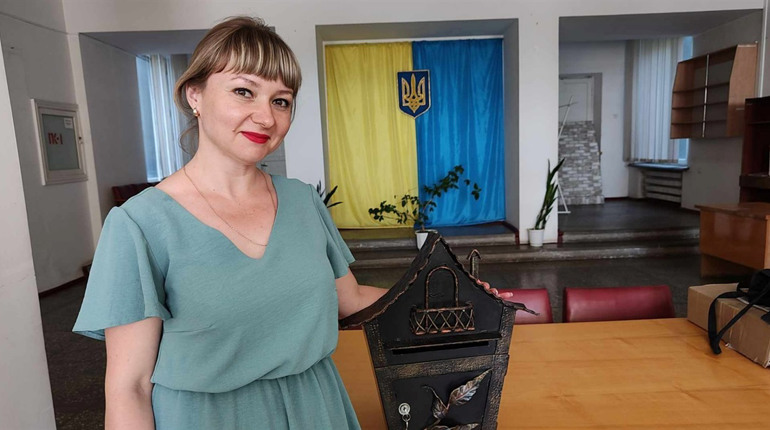 Первомайчанка отримала приз: ковану поштову скриньку роботи місцевого майстра