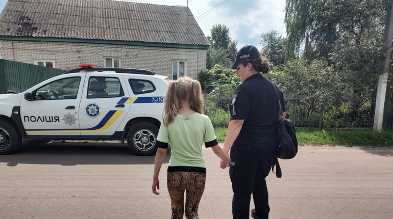 У мешканки Шосткинського району вилучили доньку, через вживання спиртного та відсутність їжі у домі