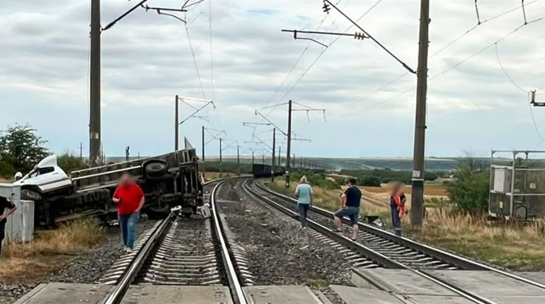 На Миколаївщині фургон зіткнувся з вантажним потягом: водій помер дорогою до лікарні