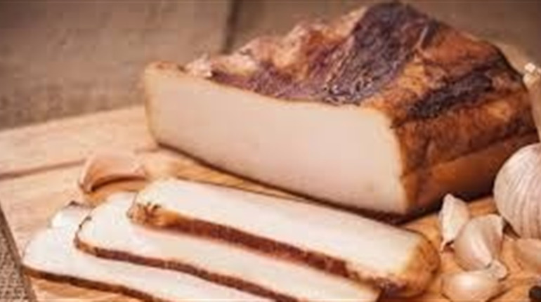З якими продуктами найкраще вживати сало: поради дієтологів