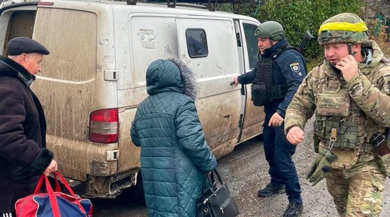 Під вогнем і загрозою дронів: на Купʼянщині врятували трьох літніх людей