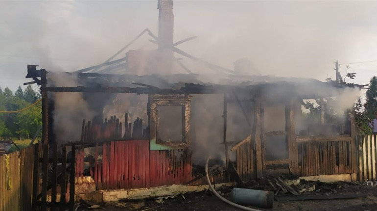 Без даху над головою: у Сарненському районі горів будинок