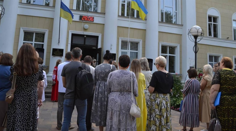 У Глухові на честь Дня Конституції відбулась церемонія підняття Державного Прапора