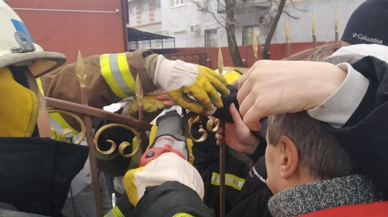 Бійці ДНСН рятували в Мелітополі підлітка, який через ожеледицю травмувався