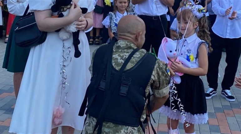 День знань у Біляївці: відкрили меморіальну дошку у ліцеї. Сюрприз на лінійці від тата-військового