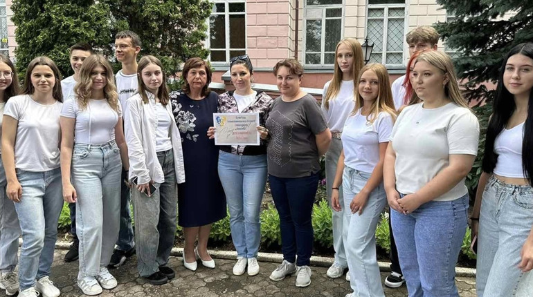 Випускники однієї зі шкіл Глухова відмовилися від декору на випускний на користь ЗСУ