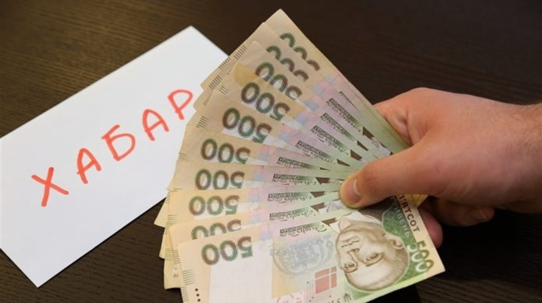 Херсонському викладачу, якого затримали на хабарі, оголосили підозру і відправили під домашній арешт