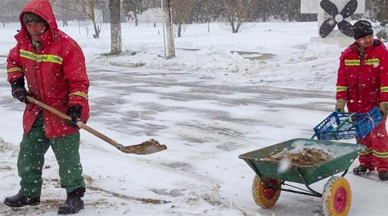 Через негоду в Ізмаїлі спеціалісти комунальних служб працюють в цілодобовому режимі