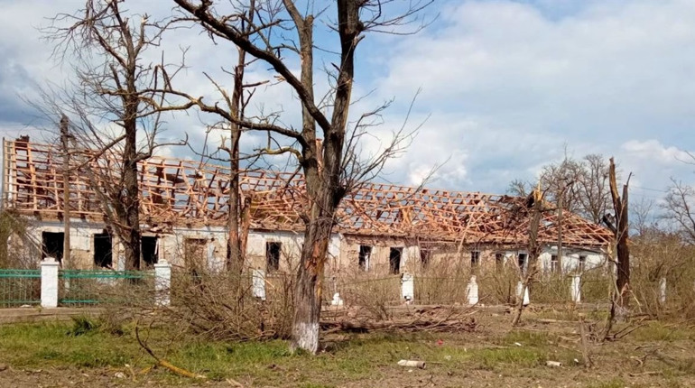 Масовані обстріли на Херсонщині: пошкоджено десятки будинків, цвинтар, заклад освіти