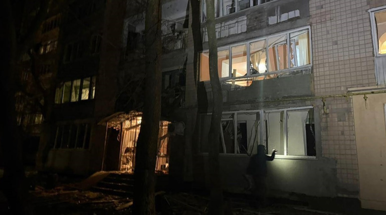 Нічна атака дронами по Одеському району: пошкоджені будинки, машини, є постраждалі