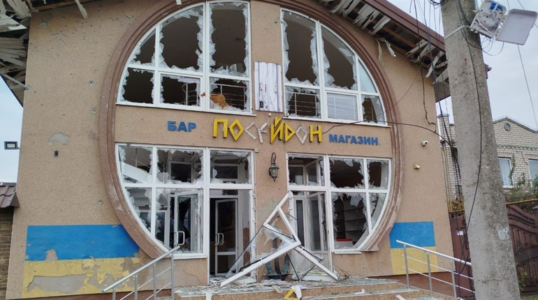На Херсонщині російські окупанти поцілили по житловим будинками та приватним автівкам