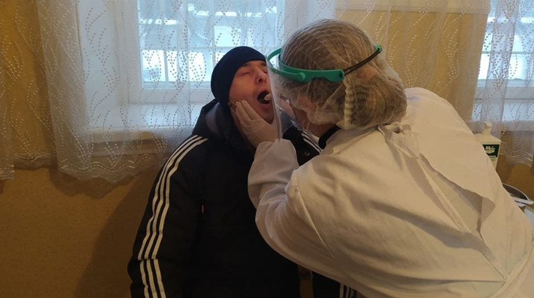 Черги біля кабінетів, де роблять ПЛР-тести та понад 500 нових випадків інфікованих за два тижні