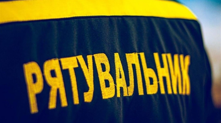 Впав на старий стовп: лозівські рятувальники допомагали чоловіку, який наштрикнувся на дріт (ВІДЕО)