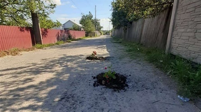 Замість ям на дорозі – квіти: жителі «Корчівки» креативно привернули увагу до ремонту дороги