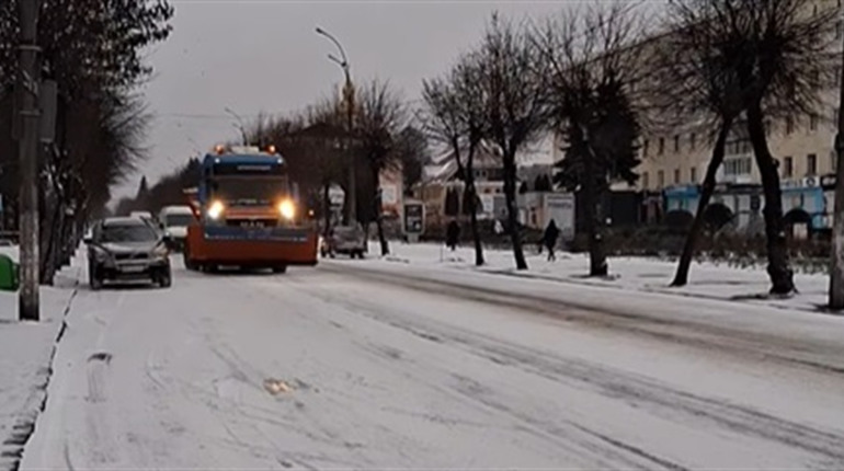 Перший сніг у Звягелі: комунальники працюють, водіїв просять не блокувати техніку