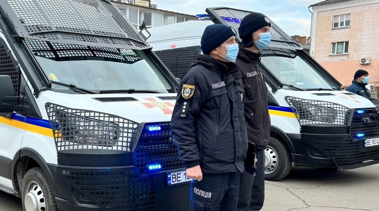 Первомайськ під посиленою охороною: вулиці патрулюють поліція та Нацгвардія
