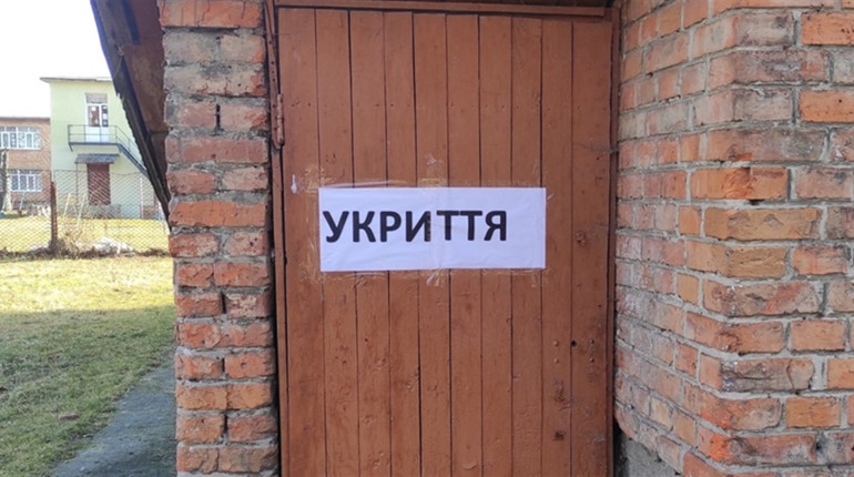 Невідомі особи систематично нищать укриття в багатоквартирних будинках