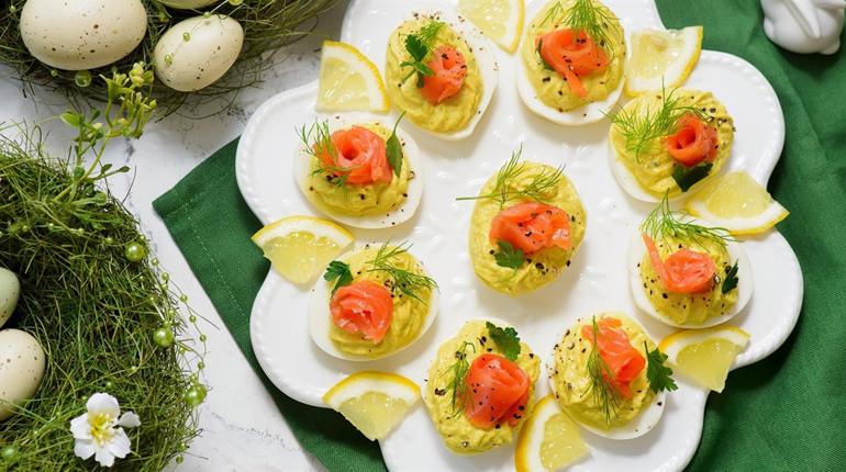 Класика столу – фаршировані яйця: рецепти з печерицями, кальмаром, оселедцем та шпинатом