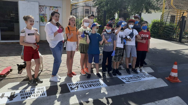 У Біляївці на пішохідних переходах з'явилися попереджувальні написи