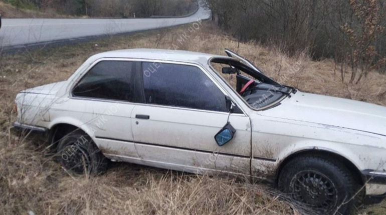 Неподалік Сміли сталася аварія: автомобіль злетів у кювет