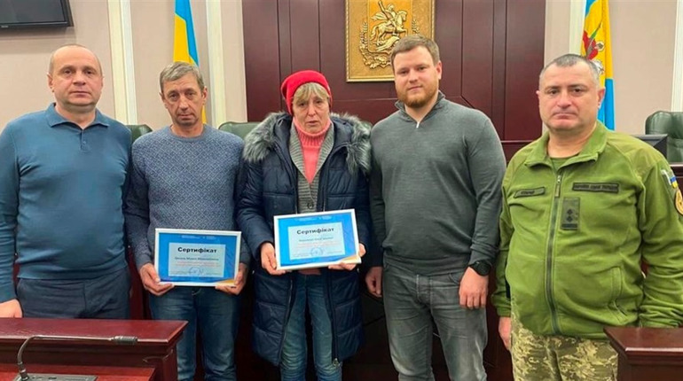 Дві родини з Бишева, що постраждали внаслідок бойових дій, отримали ключі від нових квартир